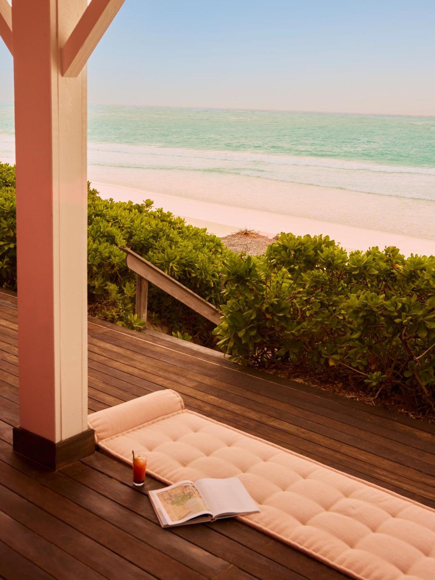 Coral Sands Hotel Dunmore Town Buitenkant foto